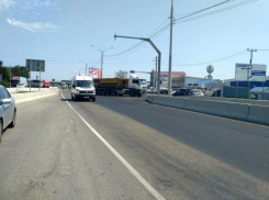  Поплывший от дождя асфальт на улице Уральской в Краснодаре вновь заменили на новый 