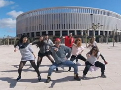 Краснодарцы зажигательно станцевали зумбу на фоне стадиона Галицкого