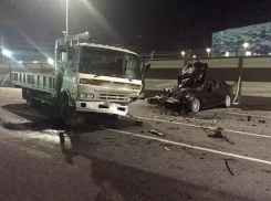 В Сочи столкнулись мотоцикл, BMW и грузовой Nissan: 3 пострадавших