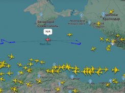 Военный самолёт США летает над морем вблизи Краснодарского края