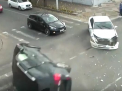 В Краснодаре проехавший на красный «Лэнд Крузер» зацепил «Камри» и перевернулся