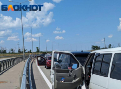 Затор из 380 машин сковал движение перед Крымским мостом