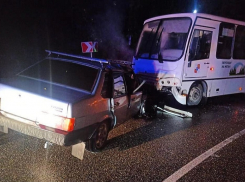 Один погибший: в Сочи лоб в лоб столкнулись легковушка и автобус