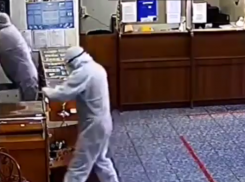 Под гимн России и в коронавирусных костюмах на Кубани преступники ограбили ломбард