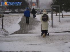 Нерасчищенные дороги и спешащие домой люди: показываем заснеженный Краснодар