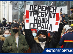 Голые ягодицы, баннеры, трусы на памятнике: несанкционированный митинг в Краснодаре