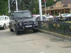  Мне плевать на всех, я паркуюсь где хочу: крутой остановился посреди дороги в центре Краснодара 