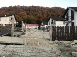 В Сочи элитный посёлок до сих пор закрыт из-за активного оползня