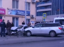  Нужен светофор: Жесткая авария с тремя машинами произошла в Краснодаре 