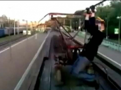 В Краснодаре подросток пытался проехать на крыше электрички