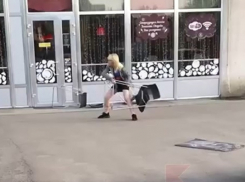 Женщина кидалась стульями в краснодарское кафе, крича «Не имеете права!»
