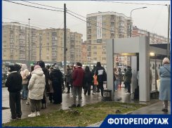 Баснословные цены на такси и толпы пассажиров на остановках: Краснодар встал из-за провала грунта