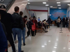 В Краснодаре в пункты вакцинации выстроились многочасовые очереди