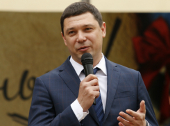 Мэр Краснодара пришел на последний звонок в родную школу