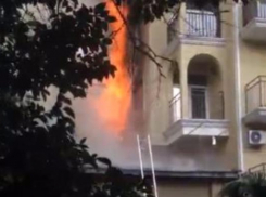 В центре Сочи горит жилой дом