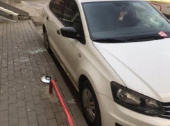 «Не понравился подарок на 8 марта»: выброшенная из окна кастрюля в Краснодаре повредила авто 
