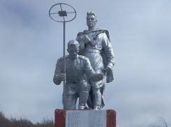 В Новороссийске разрушается скульптура на Братской могиле 