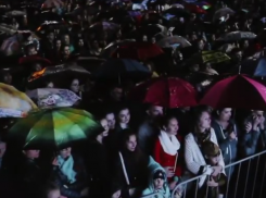 Брызги салюта сквозь капли дождя: видео праздничного салюта в Краснодаре 9 мая