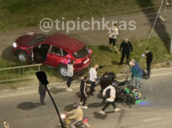 Мотоциклист влетел в разворачивающийся автомобиль в Краснодаре