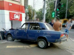  Как магнитом притянуло: В Краснодаре водитель врезался в продуктовый магазин 