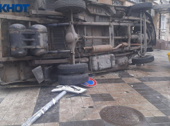 В центре Краснодара «Газель» опрокинулась набок при столкновении с иномаркой