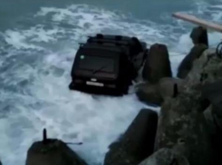 «Ниву» в Сочи «прибило» к скалистому берегу