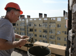 В горевшем доме на улице Российской в Краснодаре возводят технический этаж