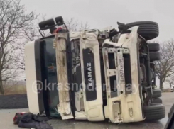 В Краснодарском крае образовалась 20-километровая пробка из-за ДТП с фурой