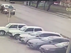 Микроавтобус, сбивший на пешеходном переходе краснодарку, попал на видео 