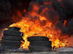 В Краснодаре вспыхнул склад с шинами: из здания повалил черный дым