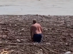 Плавающих в море среди тонны мусора туристов сняли на видео в районе Геленджика