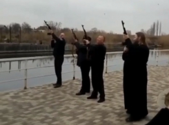 В хуторе Прорвенском салют-стрельбу устроили местный атаман с казаками и священнослужитель