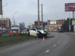  Иномарка на огромной скорости пробила ограждения в Краснодаре 