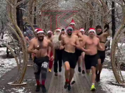 В центре Краснодара полуголые Деды Морозы устроили предпраздничный забег 