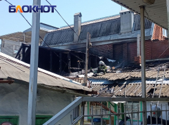 В Краснодаре напротив УМВД загорелся дом: фото и видео