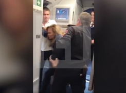 «Ты на кого вызвала полицию?» - буйная дама устроила дебош в прилетевшем в Сочи самолете