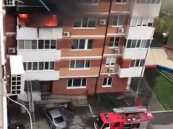  В краснодарской многоэтажке вспыхнула квартира, жителей эвакуировали 
