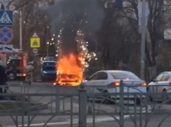 В Краснодаре неизвестные подожгли автомобиль