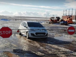 В ответ на закрытие автомойки собственник земли перекрыл дорогу на кладбище в Тамани