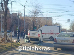 В Краснодаре авто столкнулось со скорой помощью и перевернулось: видео