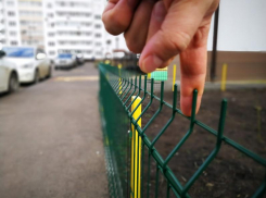 Ребенок получил рваную рану лица, упав на ограждение во дворе дома в Краснодаре 