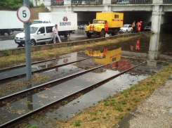 Последствия ливня в Краснодаре устраняют 10 вакуумных машин