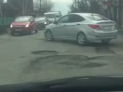  «Не ямки, а впадины гигантские», - житель Краснодара пожаловался на отвратительные дороги 