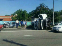  После столкновения с иномаркой на Кубани перевернулась «ГАЗель» 