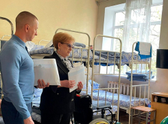 Председатель городской Думы Вера Галушко и депутат Андрей Ананшкин поздравили раненых бойцов с Пасхой