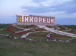  В Тихорецком районе рекламная фирма сняла баннер одной из политический партий и повесила другой