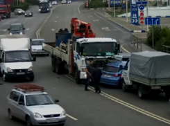 В интернете появилось видео ДТП, которое устроила девушка на «Ленд Ровер» в Сочи