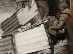 В Краснодаре на девушку обрушился козырек подъезда