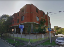 Самострой с лишним этажом в центре Краснодара начали сносить