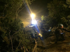 Автобус и иномарка сорвались с обрыва на Кубани: погибли три человека 